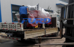 福瑞得機(jī)械座駕壓路機(jī)，路面開槽機(jī)成功裝車及時(shí)發(fā)貨