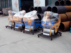 福瑞得機械5臺壓路機，一臺混凝土整平機及時發(fā)貨