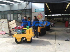 福瑞得機(jī)械手扶雙輪壓路機(jī)，二次結(jié)構(gòu)澆筑泵及時(shí)包貨